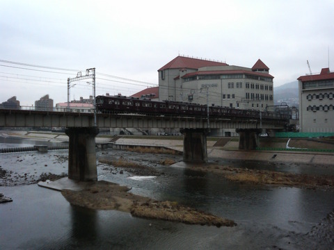武庫川の鉄橋を走る阪急電車