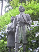 役所広司、古手川裕子の像と紫陽花