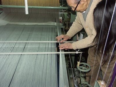 田島織物で織機の説明を受ける