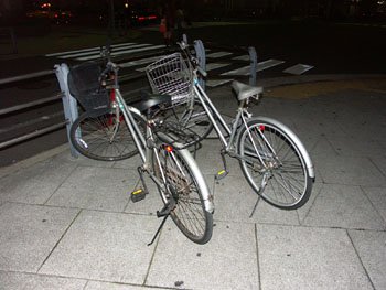 銀の自転車2台